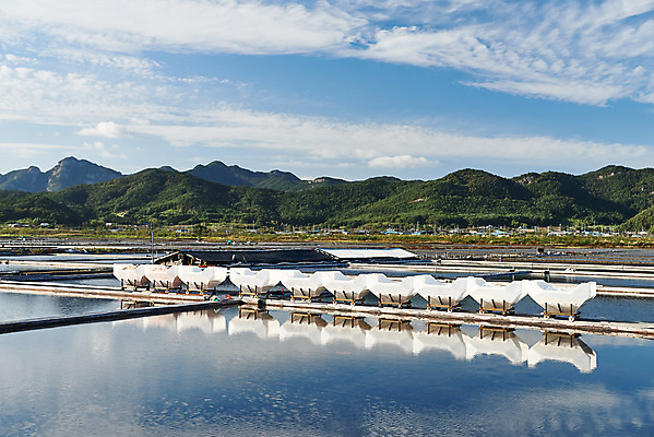 포토 JPG 주간 구름 하늘 산 풍경 사람없음 야외 관광지 반사 맑음 가을 곰소염전 방조제 부안 염전 국내포토 자연요소 계절 여행 날씨 전라북도 시설 파일형식