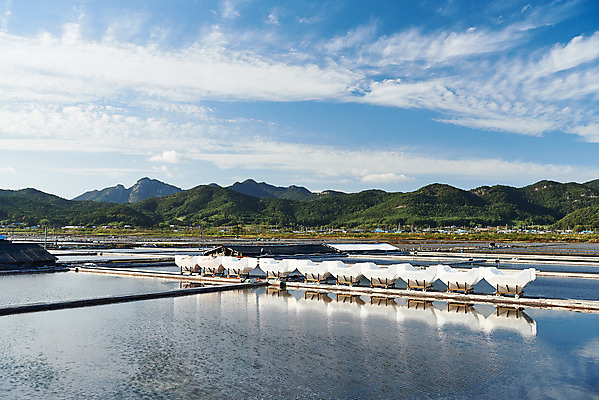 포토 JPG 주간 구름 하늘 산 풍경 사람없음 야외 관광지 반사 맑음 가을 곰소염전 방조제 부안 염전 국내포토 자연요소 계절 여행 날씨 전라북도 시설 파일형식
