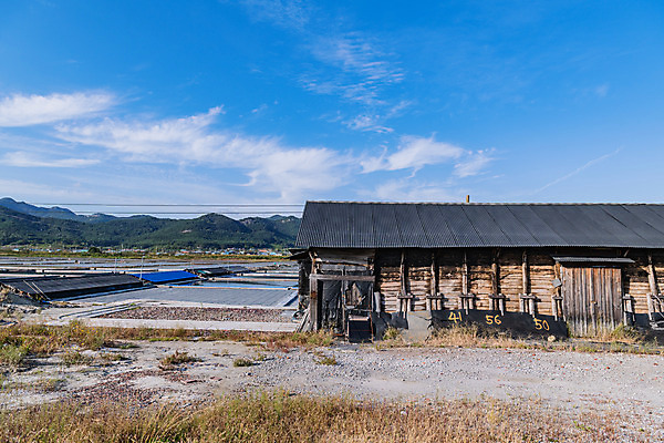 포토 JPG 주간 구름 하늘 풍경 사람없음 야외 관광지 맑음 가을 창고 곰소염전 방조제 부안 염전 국내포토 자연요소 계절 여행 날씨 전라북도 시설 파일형식