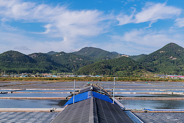 포토 JPG 주간 구름 하늘 산 풍경 사람없음 야외 관광지 맑음 가을 곰소염전 방조제 부안 염전 국내포토 자연요소 계절 여행 날씨 전라북도 시설 파일형식