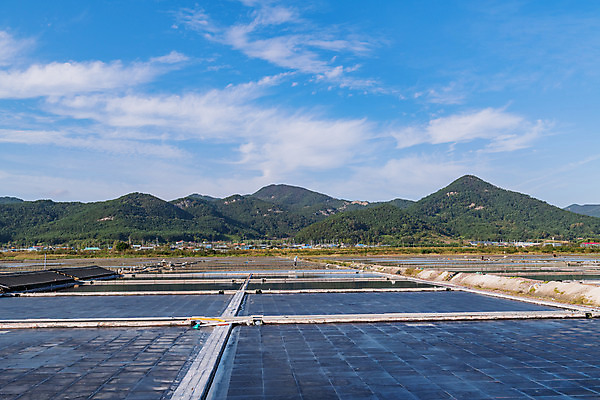 포토 JPG 주간 구름 하늘 산 풍경 사람없음 야외 관광지 맑음 가을 곰소염전 방조제 부안 염전 국내포토 자연요소 계절 여행 날씨 전라북도 시설 파일형식