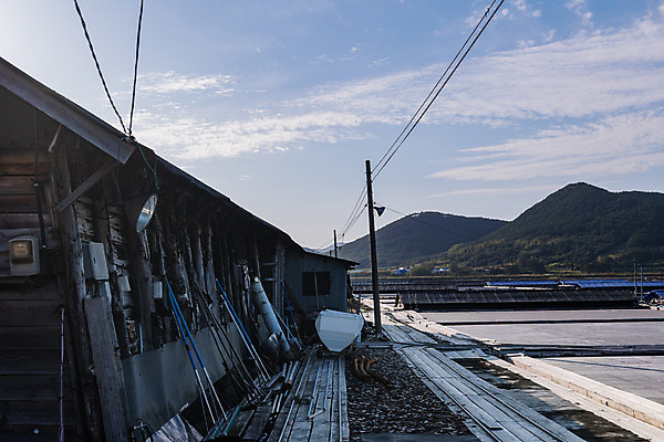 포토 JPG 주간 구름 하늘 풍경 사람없음 야외 관광지 맑음 가을 창고 전봇대 곰소염전 방조제 부안 염전 국내포토 자연요소 계절 공공시설 여행 날씨 전라북도 시설 파일형식