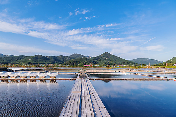 포토 JPG 주간 구름 하늘 산 풍경 사람없음 야외 관광지 반사 맑음 가을 곰소염전 방조제 부안 염전 국내포토 자연요소 계절 여행 날씨 전라북도 시설 파일형식