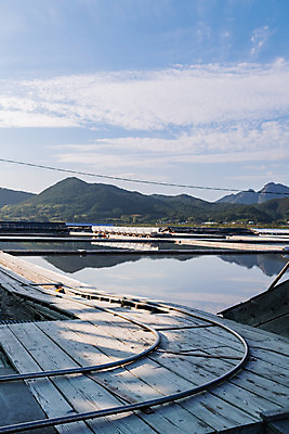 포토 JPG 주간 구름 하늘 산 풍경 사람없음 야외 관광지 맑음 가을 곰소염전 방조제 변산반도 부안 염전 국내포토 자연요소 계절 여행 날씨 전라북도 시설 파일형식