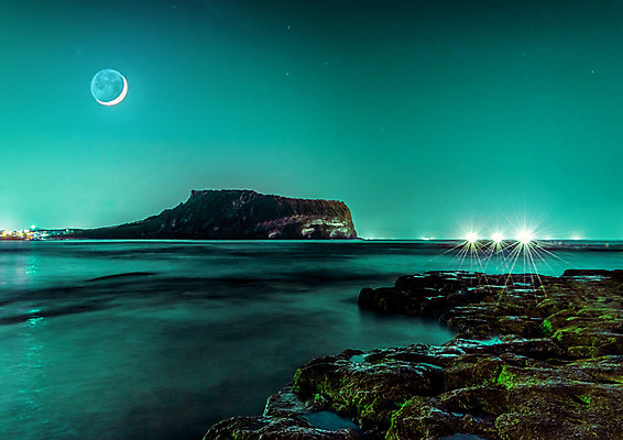 PSD 편집이미지 바다 섬 야경 자연 사람없음 빛 달 달빛 청록색 이미지편집 자연요소 컬러 야간 생태계 파일형식 풍경_경치