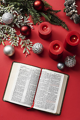 포토 JPG 스튜디오촬영 기독교 백그라운드 크리스마스장식 크리스마스 초 기독교용품 실내 사람없음 성경 장식볼 오브젝트 예배 솔방울 찬양 빨간배경 숭배 국내포토 기념일 종교 종교용품 내부 장식 빨간색 파일형식