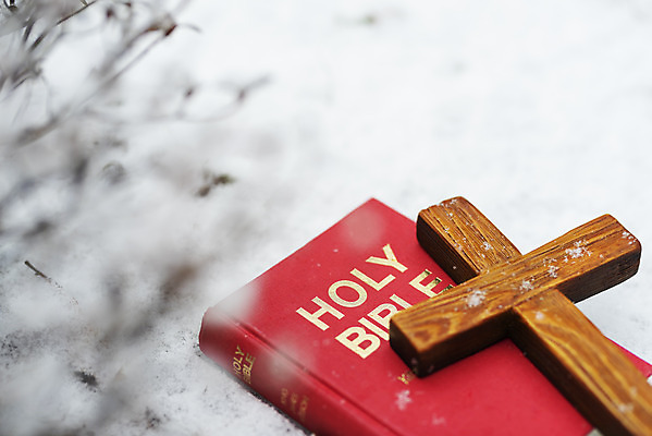 포토 JPG 주간 기독교 백그라운드 십자가 크리스마스 기독교용품 사람없음 야외 설원 성경 눈 오브젝트 예배 찬양 숭배 국내포토 자연요소 기념일 종교 종교용품 날씨 눈_날씨 파일형식