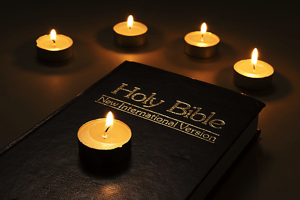 포토 JPG 스튜디오촬영 기독교 백그라운드 크리스마스 초 기독교용품 실내 근접촬영 사람없음 빛 성경 어둠 오브젝트 예배 찬양 숭배 국내포토 기념일 종교 뷰포인트 종교용품 내부 파일형식