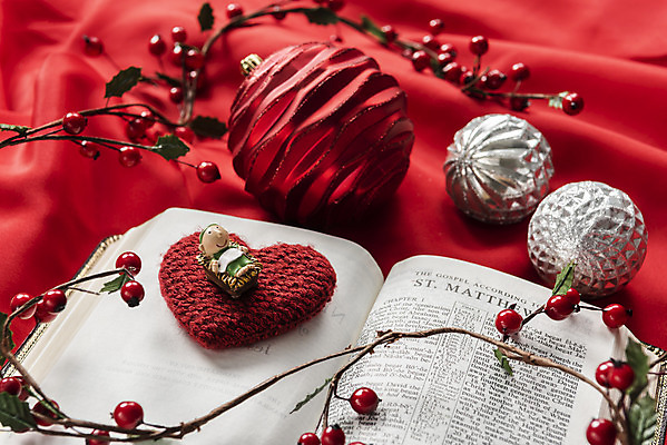 포토 JPG 스튜디오촬영 열매 기독교 백그라운드 크리스마스 기독교용품 실내 사람없음 성경 미니어처 장식볼 하트 오브젝트 예배 찬양 빨간배경 숭배 국내포토 모양 식물 기념일 종교 종교용품 내부 장식 빨간색 모형 파일형식