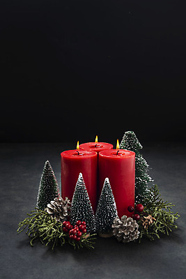 포토 JPG 스튜디오촬영 나무 열매 기독교 백그라운드 크리스마스 초 검은배경 기독교용품 실내 사람없음 오브젝트 예배 솔방울 찬양 숭배 국내포토 식물 기념일 종교 종교용품 내부 검은색 파일형식