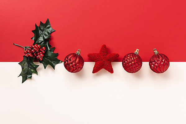 포토 JPG 스튜디오촬영 열매 별 기독교 백그라운드 잎 크리스마스 기독교용품 실내 사람없음 하이앵글 장식볼 오브젝트 예배 찬양 빨간배경 숭배 플랫레이 국내포토 자연요소 식물 기념일 종교 뷰포인트 종교용품 내부 장식 빨간색 플랫 파일형식