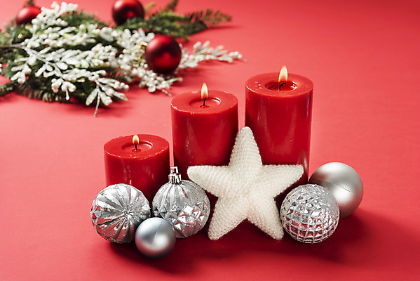 포토 JPG 스튜디오촬영 별 기독교 백그라운드 잎 크리스마스 초 기독교용품 실내 사람없음 아웃포커스 장식볼 오브젝트 예배 찬양 빨간배경 숭배 국내포토 자연요소 식물 기념일 종교 종교용품 촬영기법 내부 장식 빨간색 파일형식