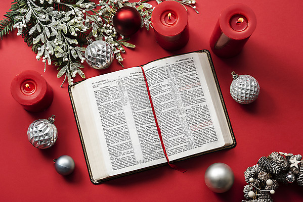 포토 JPG 스튜디오촬영 기독교 백그라운드 잎 크리스마스장식 크리스마스 기독교용품 실내 사람없음 하이앵글 성경 장식볼 오브젝트 예배 솔방울 찬양 빨간배경 숭배 플랫레이 국내포토 식물 기념일 종교 뷰포인트 종교용품 내부 장식 빨간색 플랫 파일형식