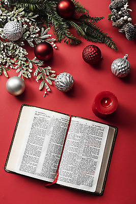 포토 JPG 스튜디오촬영 기독교 백그라운드 잎 크리스마스장식 크리스마스 기독교용품 실내 사람없음 하이앵글 성경 장식볼 오브젝트 예배 솔방울 찬양 빨간배경 숭배 플랫레이 국내포토 식물 기념일 종교 뷰포인트 종교용품 내부 장식 빨간색 플랫 파일형식