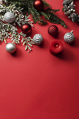 포토 JPG 스튜디오촬영 기독교 백그라운드 잎 크리스마스장식 크리스마스 기독교용품 실내 사람없음 하이앵글 장식볼 오브젝트 예배 솔방울 찬양 빨간배경 숭배 플랫레이 국내포토 식물 기념일 종교 뷰포인트 종교용품 내부 장식 빨간색 플랫 파일형식