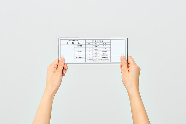 포토 JPG 스튜디오촬영 학생 손 교육 모션 고등학생 실내 들기 누끼 손짓 성인 신체부위 세일 수능 한국인 양손 흰배경 수험생 수험표 한장 국내포토 1 백그라운드 청소년 사람 동양인 내부 시험 흰색 파일형식