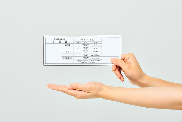 포토 JPG 스튜디오촬영 학생 손 교육 모션 고등학생 실내 들기 누끼 손짓 성인 신체부위 세일 수능 한국인 양손 흰배경 수험생 수험표 한장 국내포토 1 백그라운드 청소년 사람 동양인 내부 시험 흰색 파일형식