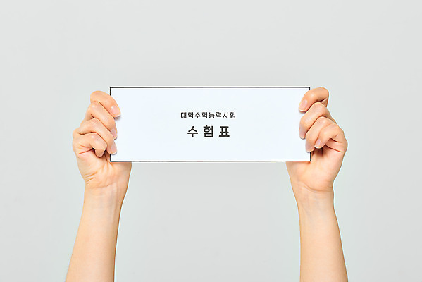 포토 JPG 스튜디오촬영 학생 손 교육 모션 고등학생 실내 들기 누끼 손짓 성인 신체부위 세일 수능 한국인 양손 흰배경 수험생 수험표 한장 국내포토 1 백그라운드 청소년 사람 동양인 내부 시험 흰색 파일형식