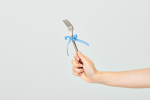 포토 JPG 스튜디오촬영 학생 손 교육 리본 포크 모션 고등학생 한손 실내 들기 누끼 손짓 성인 신체부위 세일 수능 한국인 흰배경 수험생 국내포토 식기 백그라운드 청소년 사람 동양인 내부 시험 흰색 파일형식