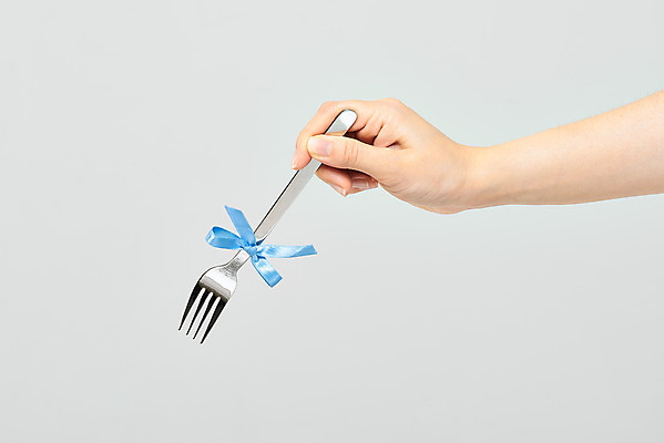 포토 JPG 스튜디오촬영 학생 손 교육 리본 포크 모션 고등학생 한손 실내 들기 누끼 손짓 성인 신체부위 세일 수능 한국인 흰배경 수험생 국내포토 식기 백그라운드 청소년 사람 동양인 내부 시험 흰색 파일형식