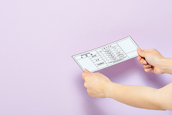 포토 JPG 스튜디오촬영 학생 손 교육 모션 고등학생 실내 들기 누끼 손짓 성인 신체부위 세일 수능 한국인 양손 수험생 수험표 한장 보라색배경 국내포토 1 백그라운드 청소년 사람 동양인 내부 보라색 시험 파일형식