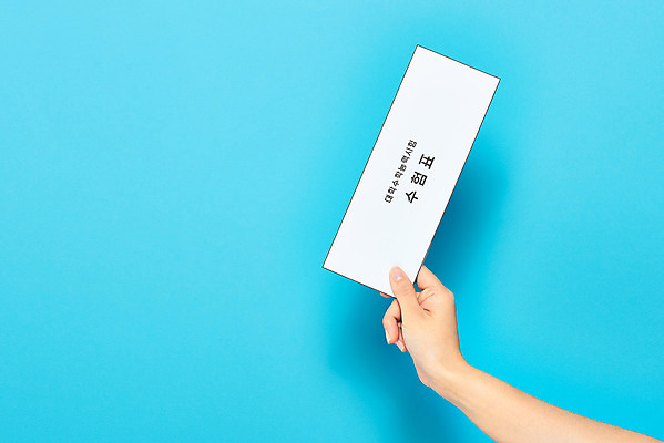 포토 JPG 스튜디오촬영 학생 손 교육 모션 고등학생 한손 실내 들기 누끼 손짓 성인 신체부위 세일 수능 한국인 수험생 파란배경 수험표 한장 국내포토 1 백그라운드 청소년 사람 동양인 내부 파란색 시험 파일형식