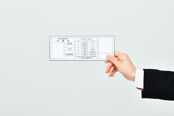 포토 JPG 스튜디오촬영 학생 손 교육 교복 모션 고등학생 한손 실내 들기 누끼 손짓 성인 신체부위 세일 수능 한국인 흰배경 수험생 수험표 한장 국내포토 1 옷 백그라운드 청소년 사람 동양인 내부 시험 흰색 파일형식