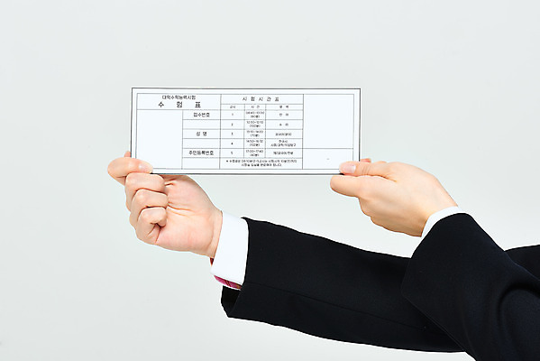 포토 JPG 스튜디오촬영 학생 손 교육 교복 모션 고등학생 실내 들기 누끼 손짓 성인 신체부위 세일 수능 한국인 양손 흰배경 수험생 수험표 한장 국내포토 1 옷 백그라운드 청소년 사람 동양인 내부 시험 흰색 파일형식