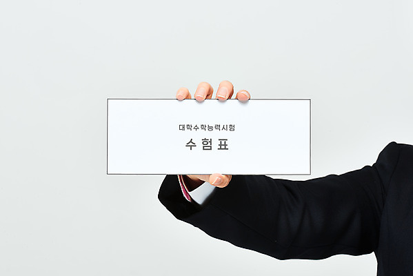 포토 JPG 스튜디오촬영 학생 손 교육 교복 모션 고등학생 한손 실내 들기 누끼 손짓 성인 신체부위 세일 수능 한국인 흰배경 수험생 수험표 한장 국내포토 1 옷 백그라운드 청소년 사람 동양인 내부 시험 흰색 파일형식