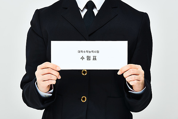 포토 JPG 스튜디오촬영 학생 손 교육 교복 모션 고등학생 실내 들기 누끼 손짓 상반신 성인 앞모습 신체부위 세일 수능 한국인 흰배경 수험생 수험표 한장 국내포토 1 옷 뷰포인트 백그라운드 청소년 사람 동양인 내부 시험 흰색 파일형식