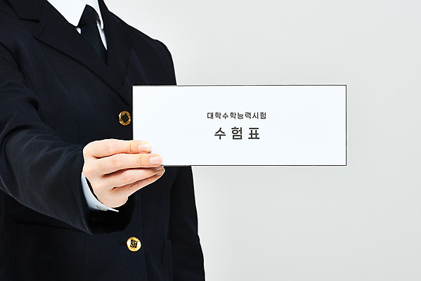 포토 JPG 스튜디오촬영 학생 손 교육 교복 모션 고등학생 실내 들기 누끼 손짓 상반신 성인 앞모습 신체부위 세일 수능 한국인 흰배경 수험생 수험표 한장 국내포토 1 옷 뷰포인트 백그라운드 청소년 사람 동양인 내부 시험 흰색 파일형식