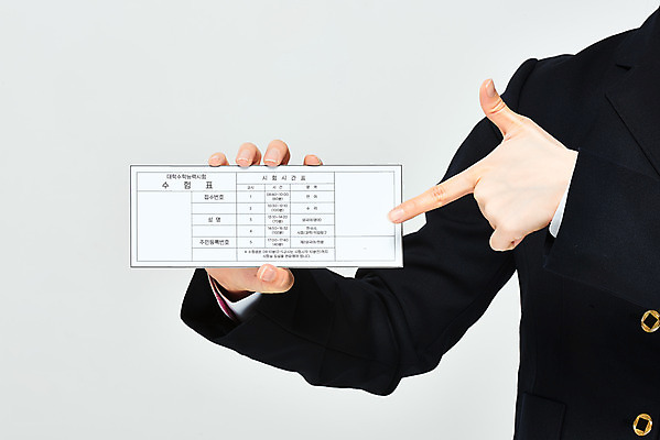 포토 JPG 스튜디오촬영 학생 손 교육 교복 모션 고등학생 실내 들기 누끼 손짓 성인 신체부위 세일 수능 한국인 양손 가리킴 흰배경 수험생 수험표 한장 국내포토 1 옷 백그라운드 청소년 사람 동양인 내부 시험 흰색 파일형식