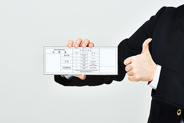 포토 JPG 스튜디오촬영 학생 손 교육 교복 모션 고등학생 실내 들기 누끼 손짓 성인 신체부위 세일 수능 한국인 양손 최고 흰배경 수험생 수험표 한장 국내포토 1 옷 백그라운드 청소년 사람 동양인 내부 시험 흰색 파일형식