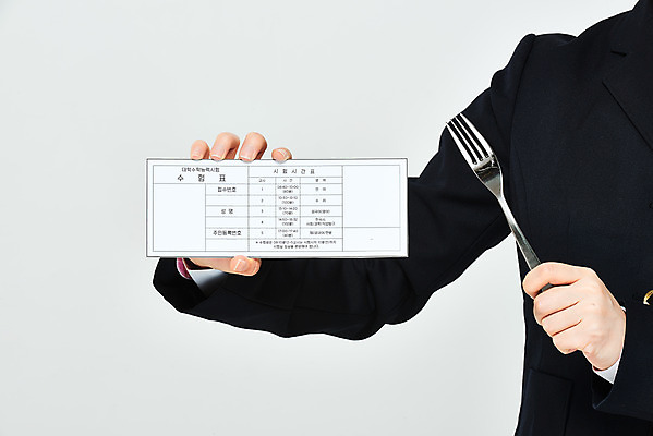 포토 JPG 스튜디오촬영 학생 손 교육 교복 포크 모션 고등학생 실내 들기 누끼 손짓 성인 신체부위 세일 수능 한국인 양손 흰배경 수험생 수험표 한장 국내포토 1 식기 옷 백그라운드 청소년 사람 동양인 내부 시험 흰색 파일형식