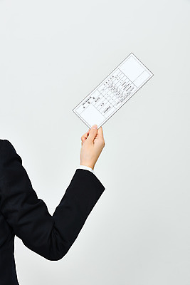 포토 JPG 스튜디오촬영 학생 손 교육 교복 모션 고등학생 한손 실내 들기 누끼 손짓 성인 신체부위 세일 수능 한국인 흰배경 수험생 수험표 한장 국내포토 1 옷 백그라운드 청소년 사람 동양인 내부 시험 흰색 파일형식