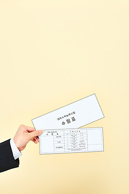 포토 JPG 스튜디오촬영 학생 손 교육 교복 모션 고등학생 한손 실내 들기 누끼 손짓 성인 신체부위 세일 수능 한국인 수험생 수험표 노란배경 두장 국내포토 옷 백그라운드 2 청소년 사람 동양인 내부 노란색 시험 파일형식