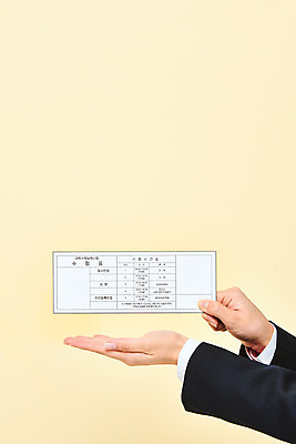 포토 JPG 스튜디오촬영 학생 손 교육 교복 모션 고등학생 실내 들기 누끼 손짓 성인 신체부위 세일 수능 한국인 양손 수험생 수험표 보여주기 한장 노란배경 국내포토 1 옷 백그라운드 청소년 사람 동양인 내부 노란색 시험 파일형식