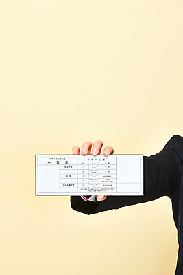 포토 JPG 스튜디오촬영 학생 손 교육 교복 모션 고등학생 한손 실내 들기 누끼 손짓 성인 신체부위 세일 수능 한국인 수험생 수험표 한장 노란배경 국내포토 1 옷 백그라운드 청소년 사람 동양인 내부 노란색 시험 파일형식