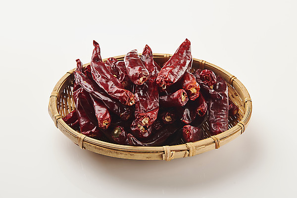 포토 JPG 식재료 재료 누끼 사람없음 여러개 흰배경 나무쟁반 말린고추 양념재료 국내포토 다수 백그라운드 고추 쟁반 목재 흰색 파일형식