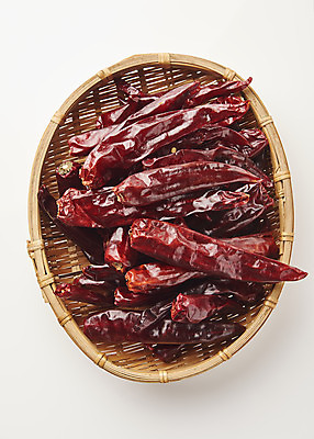 포토 JPG 식재료 재료 누끼 사람없음 하이앵글 여러개 흰배경 나무쟁반 말린고추 양념재료 플랫레이 국내포토 뷰포인트 다수 백그라운드 고추 쟁반 목재 흰색 플랫 파일형식