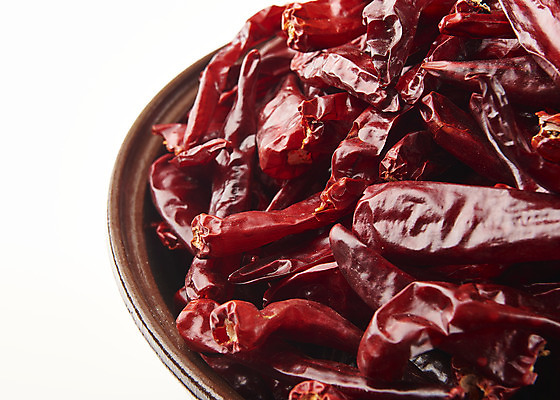 포토 JPG 그릇 식재료 재료 누끼 근접촬영 사람없음 여러개 흰배경 말린고추 양념재료 국내포토 식기 뷰포인트 다수 백그라운드 고추 흰색 파일형식