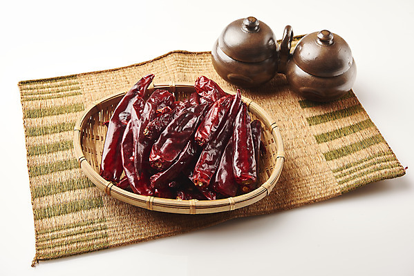 포토 JPG 식재료 재료 누끼 사람없음 여러개 식탁보 항아리 흰배경 나무쟁반 말린고추 양념재료 국내포토 다수 백그라운드 고추 쟁반 목재 흰색 도자기 파일형식