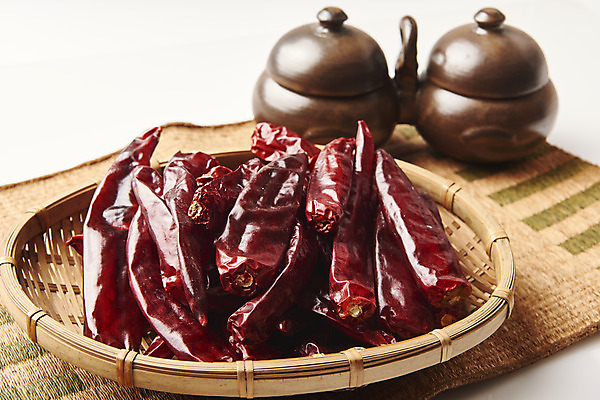 포토 JPG 식재료 재료 누끼 사람없음 여러개 식탁보 항아리 흰배경 나무쟁반 말린고추 양념재료 국내포토 다수 백그라운드 고추 쟁반 목재 흰색 도자기 파일형식