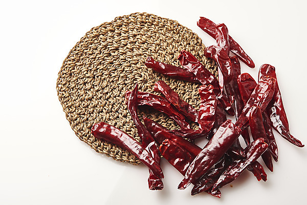 포토 JPG 식재료 재료 누끼 사람없음 하이앵글 여러개 흰배경 나무받침 말린고추 양념재료 플랫레이 국내포토 뷰포인트 다수 백그라운드 고추 목재 흰색 플랫 받침대 파일형식