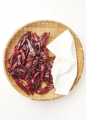 포토 JPG 식재료 재료 누끼 사람없음 하이앵글 여러개 천 흰배경 나무쟁반 말린고추 양념재료 플랫레이 국내포토 뷰포인트 다수 백그라운드 고추 쟁반 목재 흰색 직물 플랫 파일형식