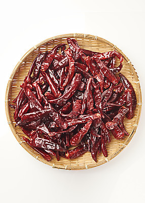 포토 JPG 식재료 재료 누끼 사람없음 하이앵글 여러개 흰배경 나무쟁반 말린고추 양념재료 플랫레이 국내포토 뷰포인트 다수 백그라운드 고추 쟁반 목재 흰색 플랫 파일형식