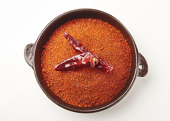 포토 JPG 그릇 식재료 재료 누끼 사람없음 하이앵글 흰배경 고춧가루 말린고추 양념재료 플랫레이 국내포토 식기 뷰포인트 백그라운드 고추 흰색 플랫 가루 파일형식