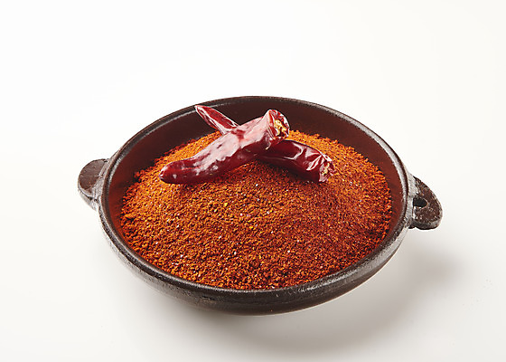 포토 JPG 그릇 식재료 재료 누끼 사람없음 흰배경 고춧가루 말린고추 양념재료 국내포토 식기 백그라운드 고추 흰색 가루 파일형식