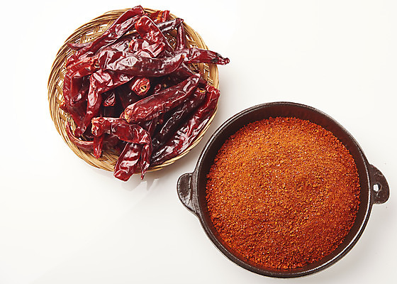 포토 JPG 그릇 식재료 재료 누끼 사람없음 하이앵글 여러개 흰배경 고춧가루 나무쟁반 말린고추 양념재료 플랫레이 국내포토 식기 뷰포인트 다수 백그라운드 고추 쟁반 목재 흰색 플랫 가루 파일형식