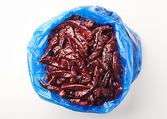 포토 JPG 식재료 재료 비닐봉투 누끼 사람없음 하이앵글 여러개 흰배경 말린고추 양념재료 플랫레이 국내포토 뷰포인트 다수 백그라운드 고추 봉투 흰색 플랫 파일형식